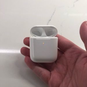 APPLE airpods charging case